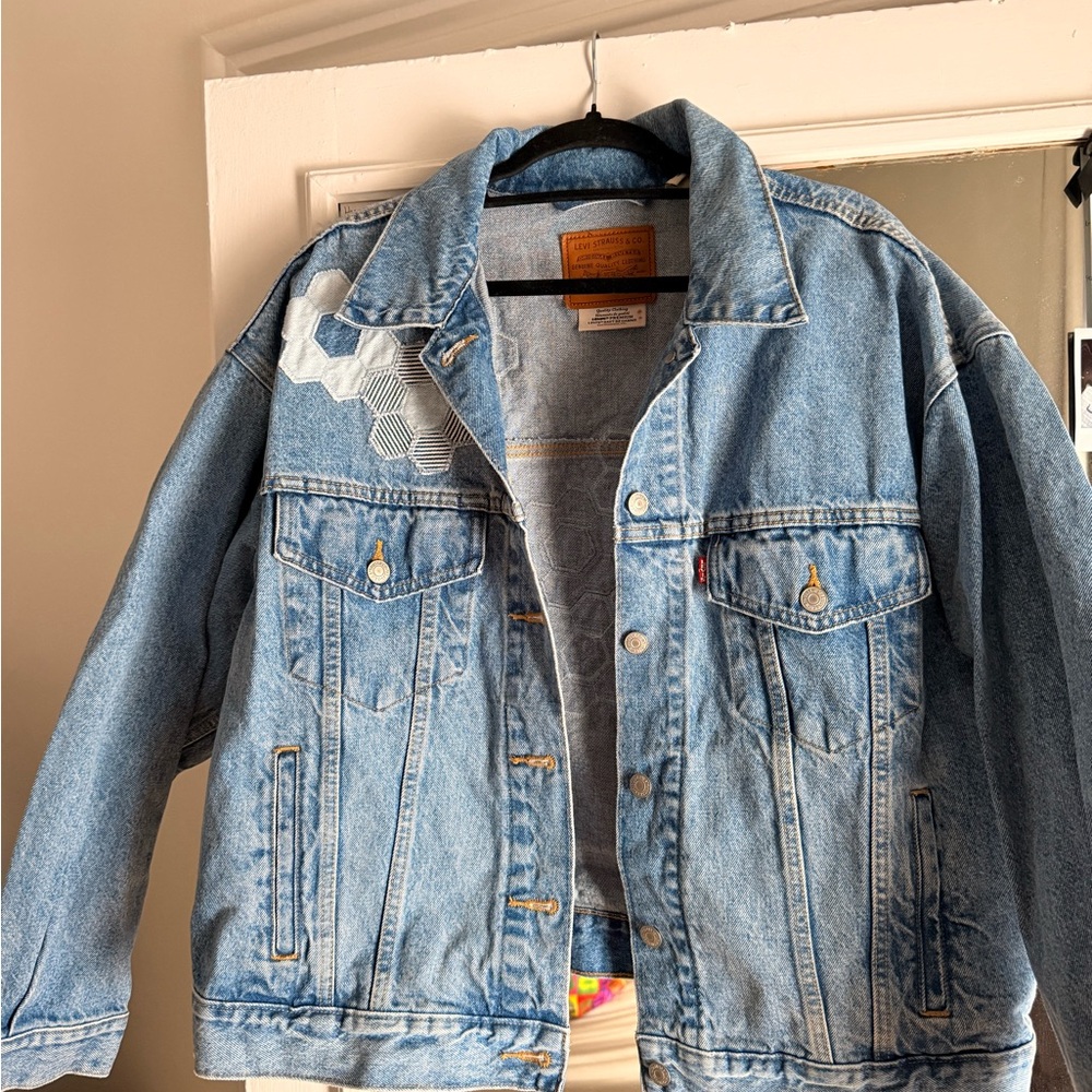 Levi's 90’s Trucker Style Light Blue Denim Jacket with “Geo Florals” Detail - Picture 4 of 9